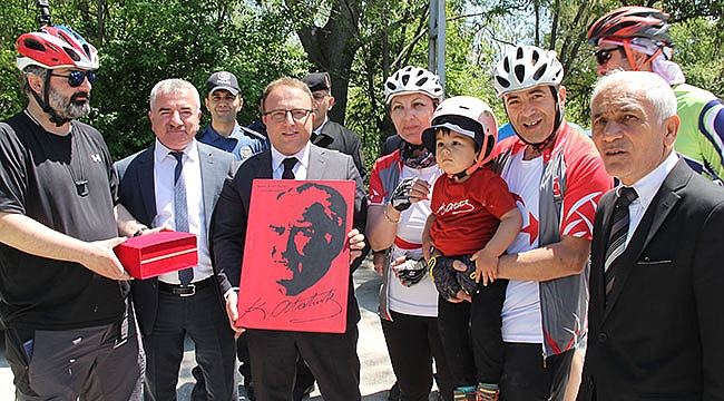 Ata toprağı taşıyan en minik bisikletçi