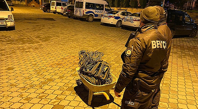 Bekçiler hırsızı enseledi