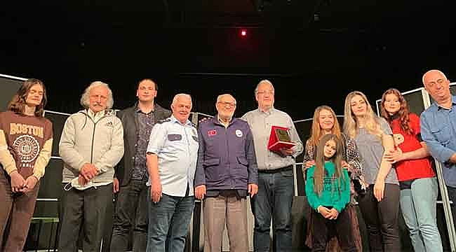 İhtiyaç sahiplerinin yüzü tiyatro ile güldü