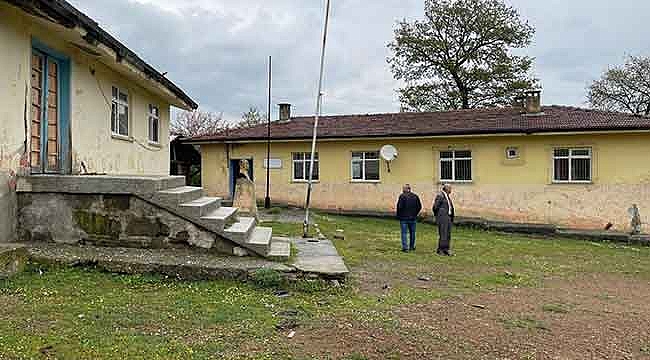 Kırsalda kullanılmayan okul binalarını inceledi