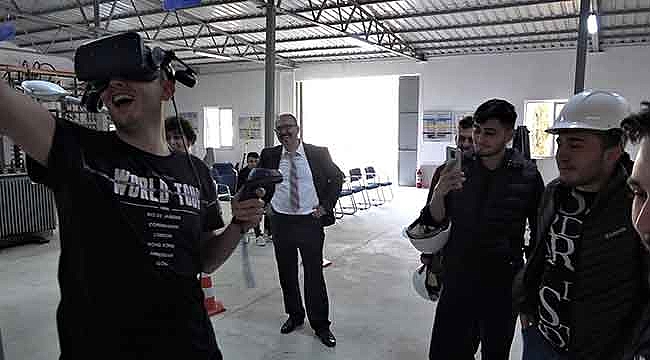 Öğrencilere VR gözlüklü eğitim