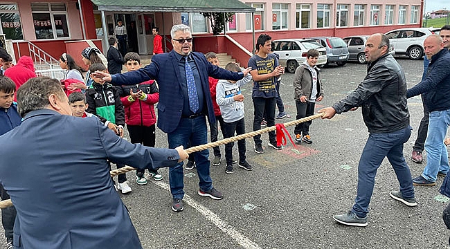 Okul bahçesinde halat çekme yarışı