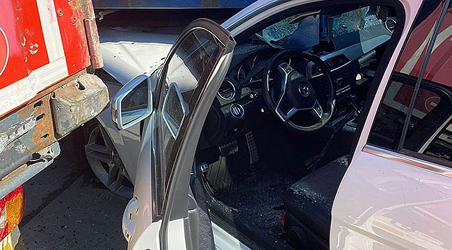 Otomobil tırın dorsesine çarptı