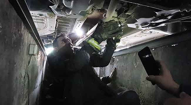 Otomobilin altına giren kediyi itfaiye kurtardı