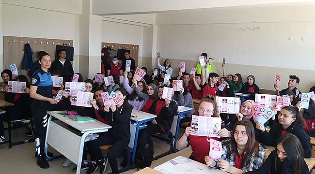 Polis okullarda öğrencileri bilgilendiriyor