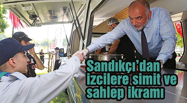 Sandıkçı’dan izcilere simit ve sahlep ikramı