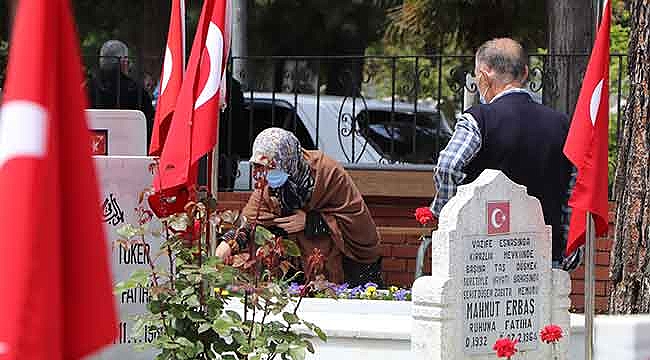 Şehitlikte buruk bayram