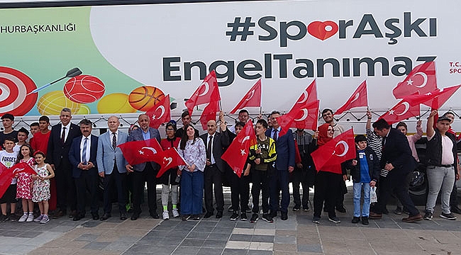 Yardım tırı Türk bayraklarıyla karşılandı