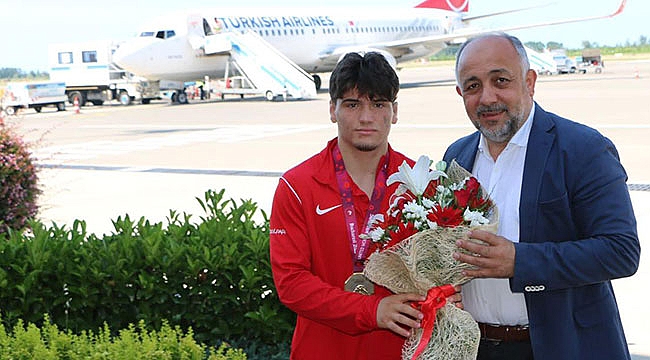 Altın çocuk çiçeklerle karşılandı