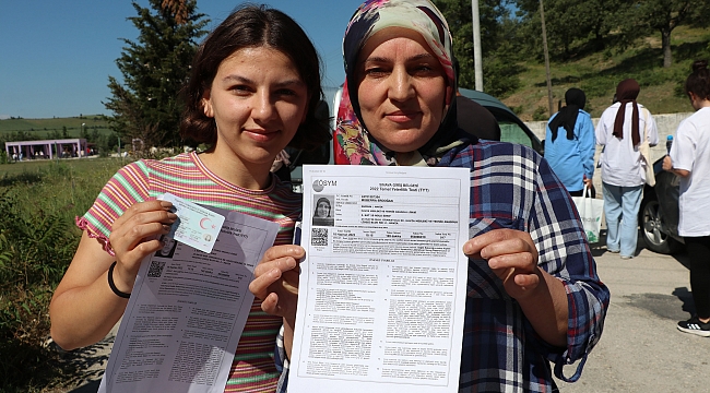 Anne-kız aynı binada sınava girdi