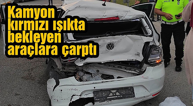 Kamyon kırmızı ışıkta bekleyen araçlara çarptı