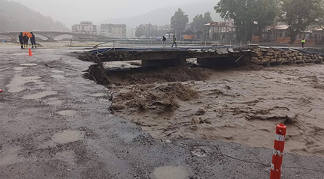 Kastamonu'da sel suları köprüyü aldı