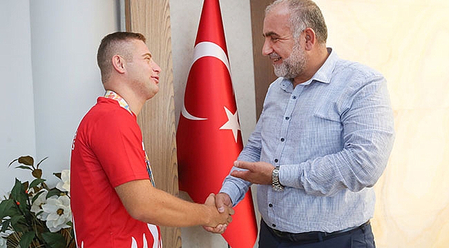 Milli sporcuları ağırladı