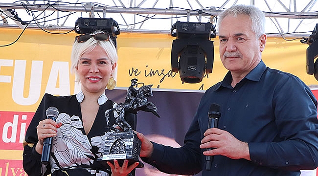 Ömür Gedik ve Sinan Yağmur okurlarıyla buluştu