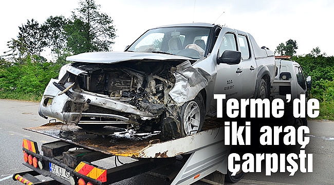 Terme'de iki araç çarpıştı