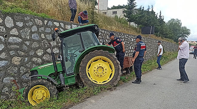 Traktör istinat duvarına çarptı: 1 yaralı
