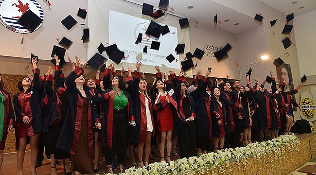 Turizm Fakültesi’nde mezuniyet coşkusu