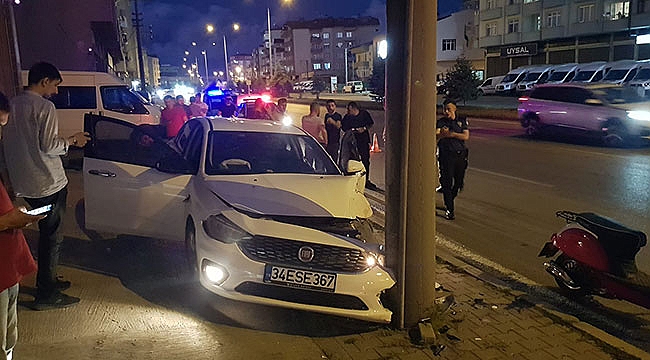 Hafif ticari araç otomobile çarptı