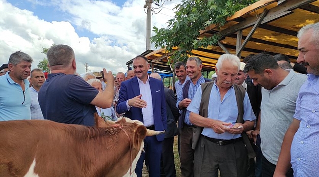 Kurban pazarını gezdi