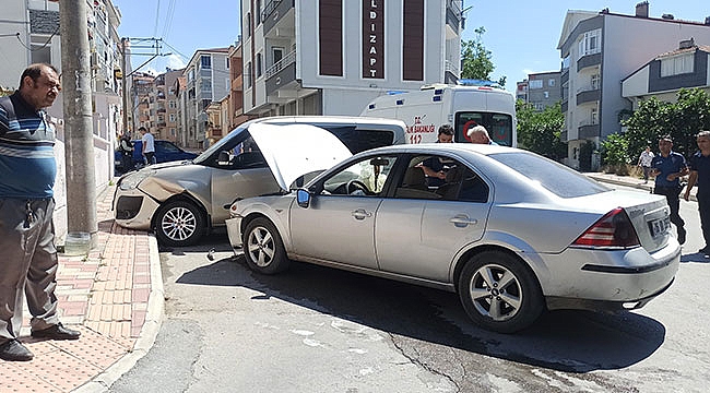 Otomobil ile hafif ticari araç çarpıştı