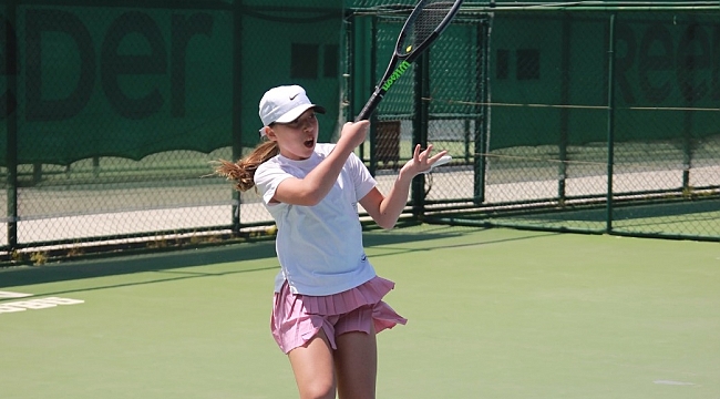 Tenis kulübü kapılarını çocuklara açtı