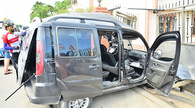 Hafif ticari araç evin duvarına çarptı