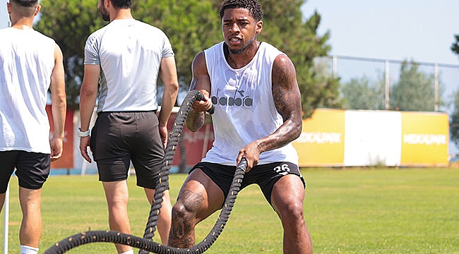 Harris dikkat çekiyor