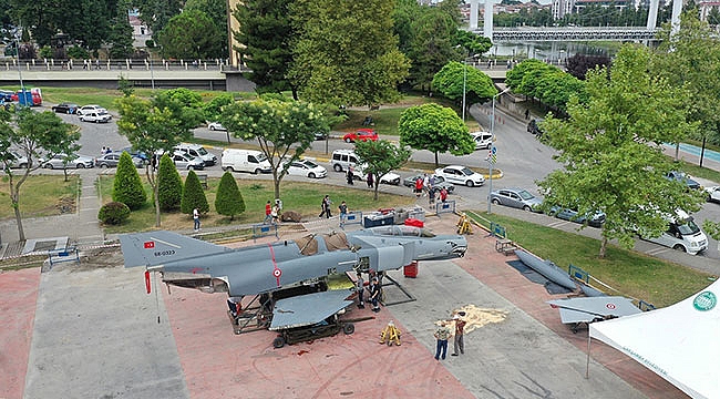 Savaş uçağı parka monte ediliyor
