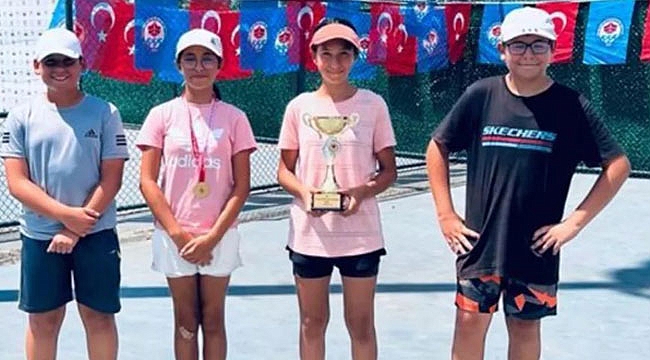 Tenisçiler Trabzon’dan başarıyla döndü