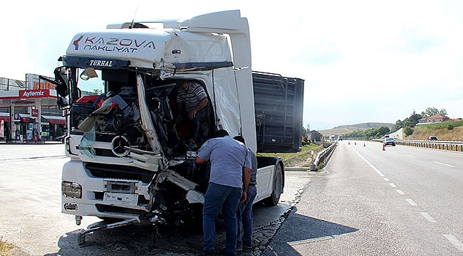 Tur otobüsü ile tır çarpıştı