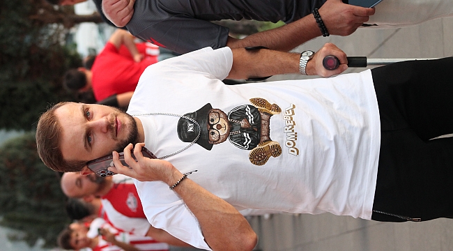 Arkadaşlarını yalnız bırakmadı