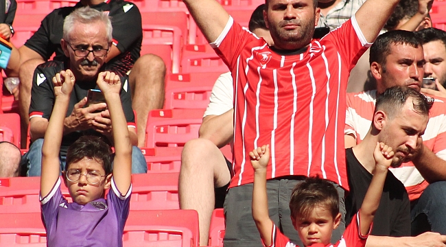 Çocuğunu kapan maça geldi