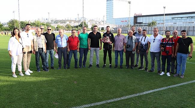 Gazetecilerden moral