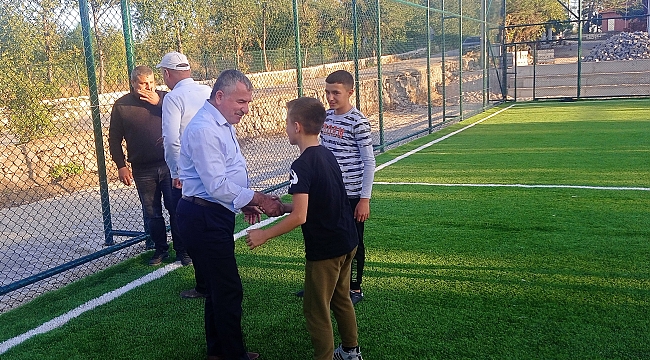 Gençlerle futbol oynadı