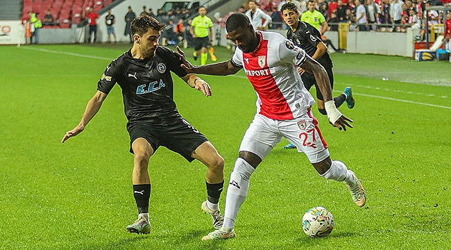 Laura saç baş yoldurdu