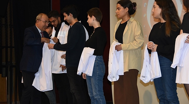 Yeni tıbbiyeliler önlük giydi