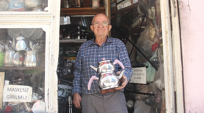 32 yıldır çaydanlık  tamir ediyor