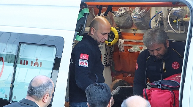 Giysi kolisi keserken bileğini kesti