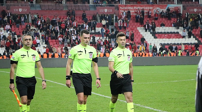 Hakeme ıslıklı protesto!