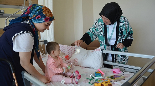 Hastanede çocuklara kutlama