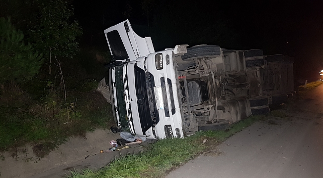 Kavak’ta tır devrildi