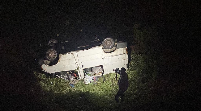 Minibüs şarampole devrildi