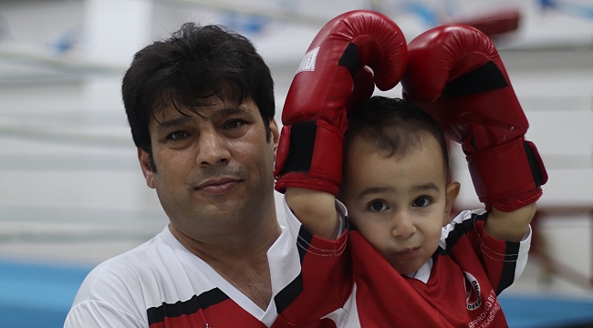 2 yaşındaki demir eldiven