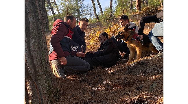 Alzheimer hastasını sırtında taşıdı