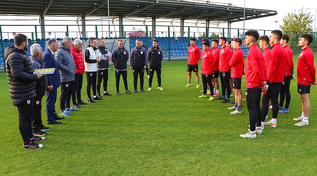 Eroğlu’ndan gençlere tatlı ikramı