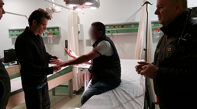 İki kişiyi bıçakladı