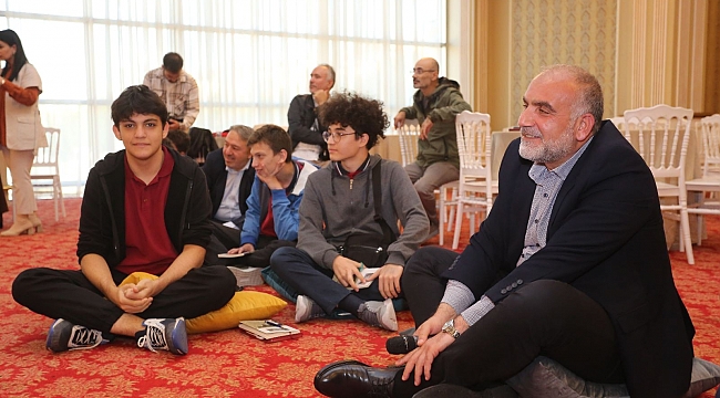 İstek ve önerileri dinliyor