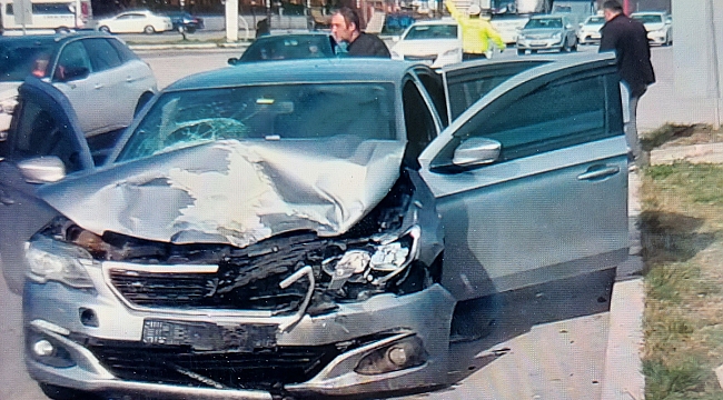 Kavşakta kaza: 4 yaralı