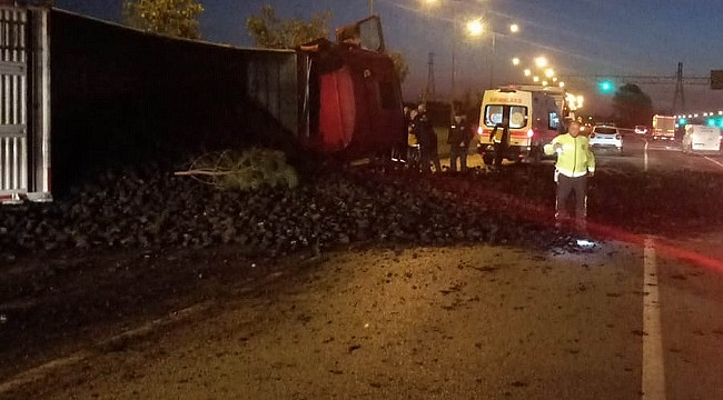 Kömür yüklü tır devrildi: