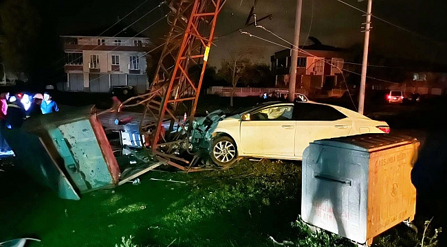 Otomobil elektrik direğine çarptı